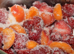 Erdbeer-Aprikosen-Konfitäre mit Mandelkrokant machen