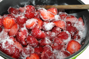 Erdbeeren mit Gelierzucker vermengen