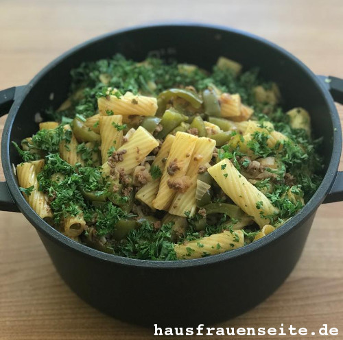 Nudeltopf mit Paprika und Hackfleisch