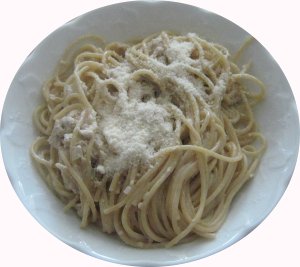 Spaghetti mit Thunfischsoße und Parmesan