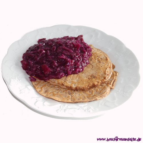 Nusspfannkuchen mit Apfelrotkohl