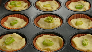 Gorgonzola-Muffins mit Lauch backen