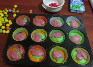 Regenbogenmuffins backen