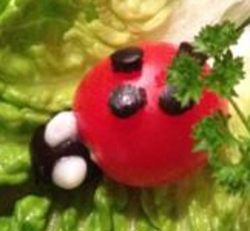 ein Marienkäfer aus Tomate