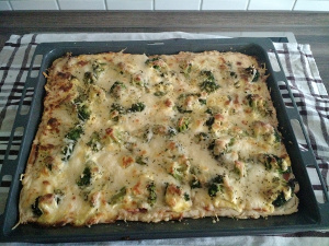 Brokkoli-Schinken-Pizza mit Sauce Hollandaise Rezept