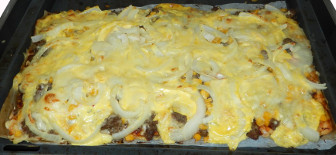 Hackfleischpizza mit Sauce Hollandaise