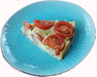 ein Stck Hacktorte mit Wirsing und Tomaten