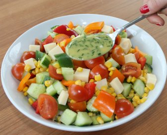 bunter Salat mit Vinaigrette