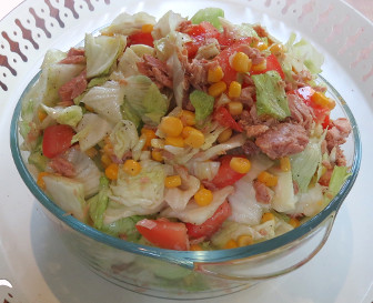 Unser Ruck-Zuck-Sommersalat ist ein Eisbergsalat mit Mais, Thunfisch und Tomaten