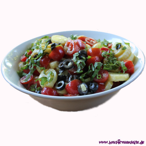 Kartoffelsalat mit Oliven und Tomaten