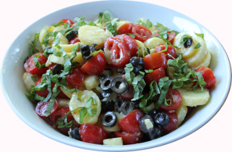 Kartoffelsalat mit Tomaten und Oliven