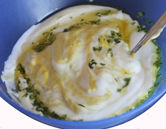 die Sauce für den bunten Kartoffelsalat ohne Mayo