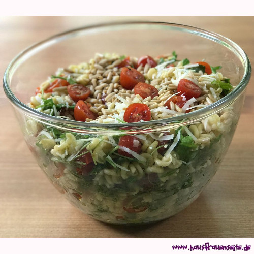 Nudelsalat mit Tomaten, Rauke und Parmesan