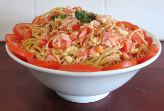 Spaghettisalat mit Feta, Schinken und Tomaten