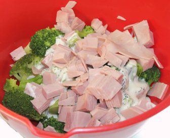 die Zutaten für den Brokkoli-Schinken-Salat