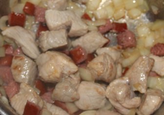 Gulasch und Zwiebeln mit Kochwurst anbraten