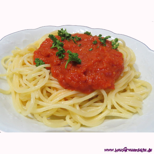 Spaghetti mit Tomaten-Salami-Sauce
