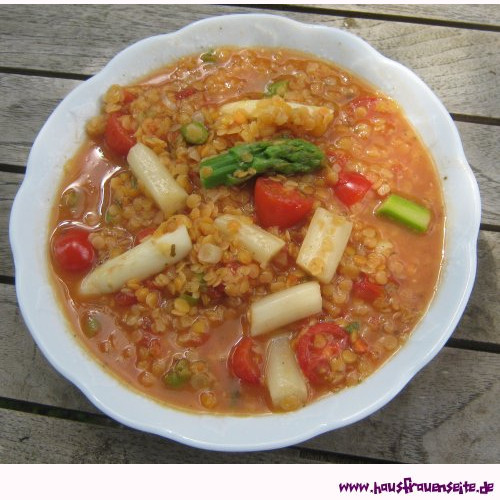 Linsensuppe mit Spargel und Tomaten