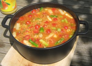 und hier der ganze Topf Linsensuppe mit Spargel und Tomaten