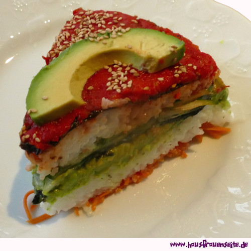 ein Stck Sushi-Torte vegan