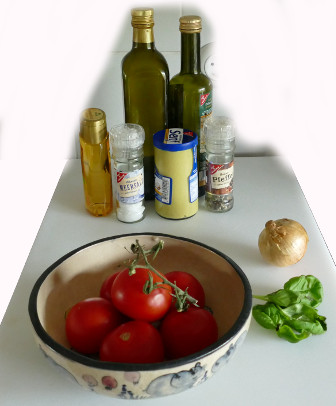 Zutaten für den Tomatensalat mit Zwiebeln