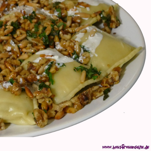 Gemse-Maultaschen mit Nuss-Kruter-Sauce