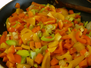 Gemüseauflauf mit Kartoffeln zubereiten
