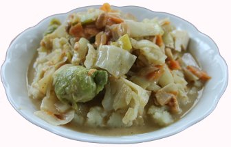 ein Teller Gemüsepfanne mit Tofu und Erdnüssen