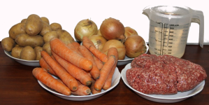 Zutaten für den Möhren-Kartoffeleintopf mit Hackfleisch
