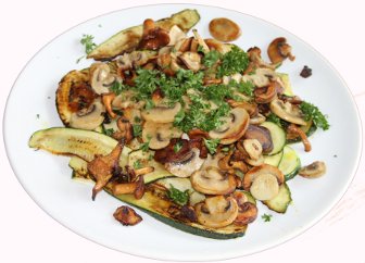 gebratene Zucchini und Pilze