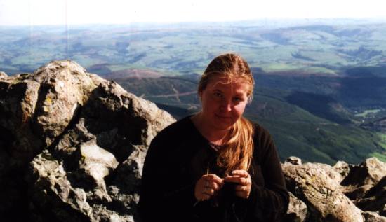 strickend auf dem Cader Idris